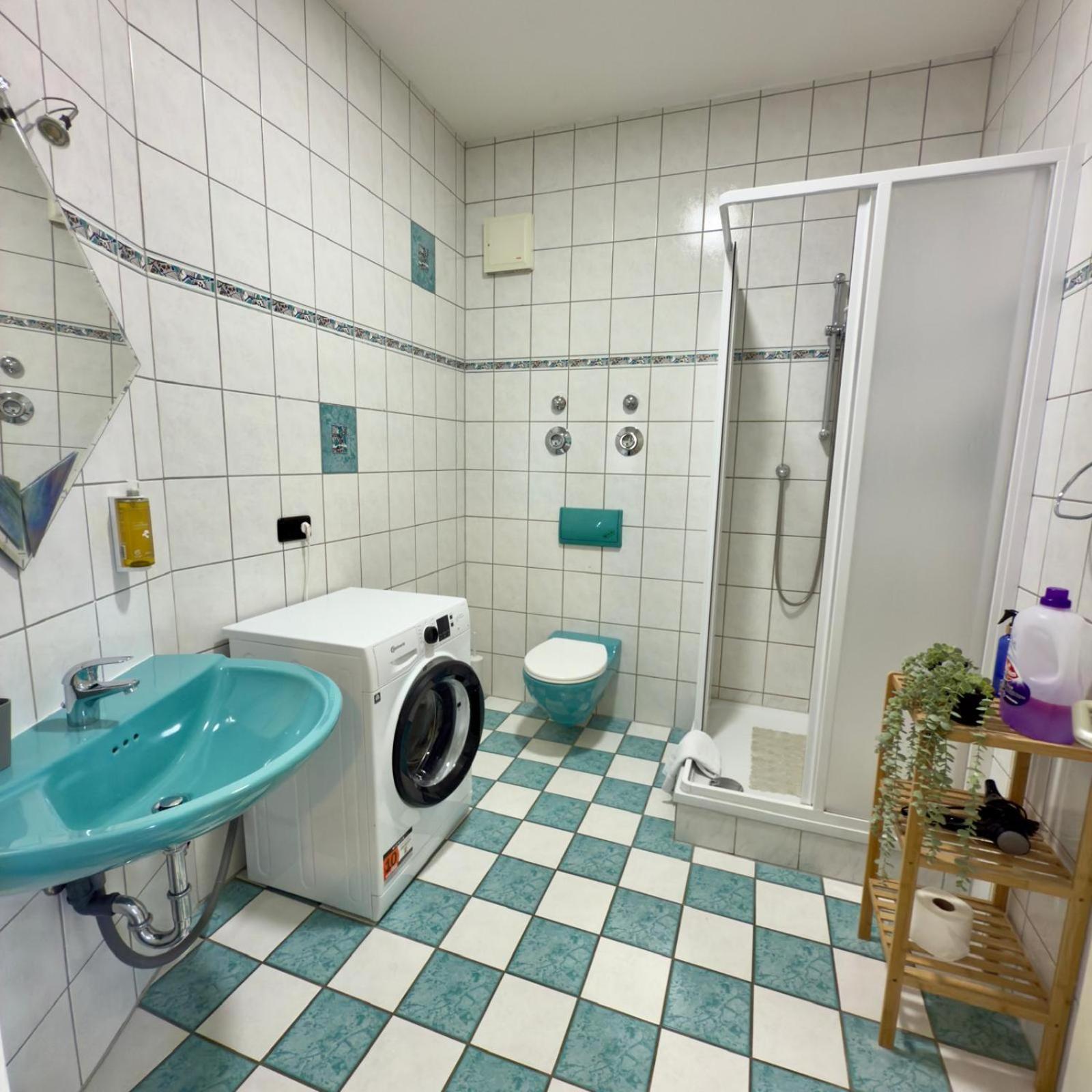 Raha Apartments - Charmantes Studio-Apartment - Hbf - Gratis Parkplatz Erfurt Esterno foto